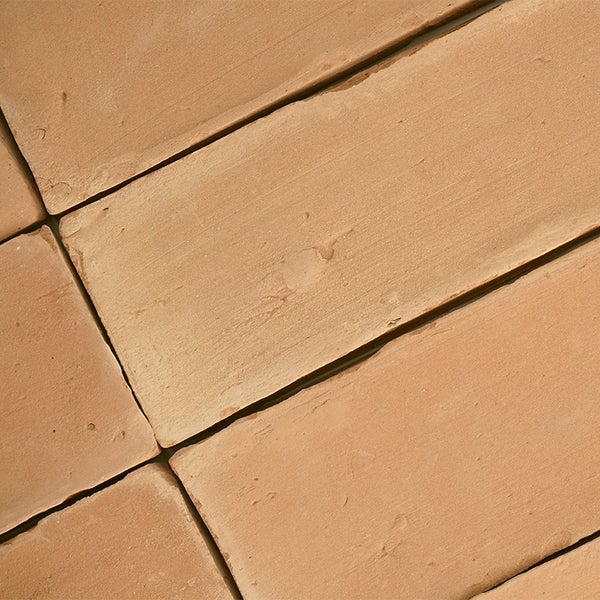 Strukturaufnahme von rechteckigen Terrakotta Ziegeln mit natürlicher Oberflächentextur für den Innen und Außenbereich