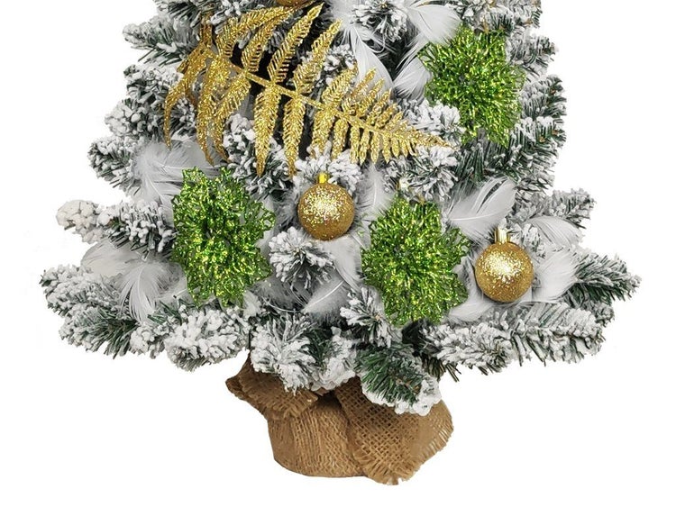 Künstlicher Weihnachtsbaum, verschneit, mit Federn, glitzernden Blättern und Kugeln dekoriert, Basis in Jute, für die weihnachtliche Dekoration.