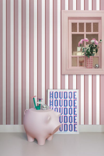 Gestreifte Tapete mit Fensterrahmen, Blumenvase, Schweinchenhocker und Poster