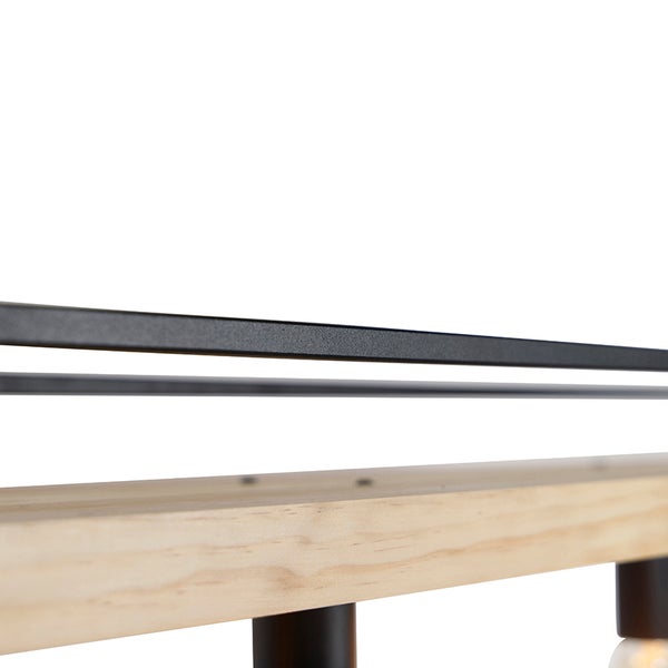 Detailansicht eines Bettgestells aus Metall und Holz