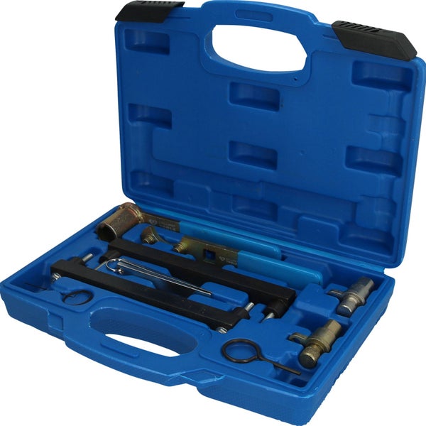 Werkzeugsatz zur Motorreparatur in einem blauen Koffer