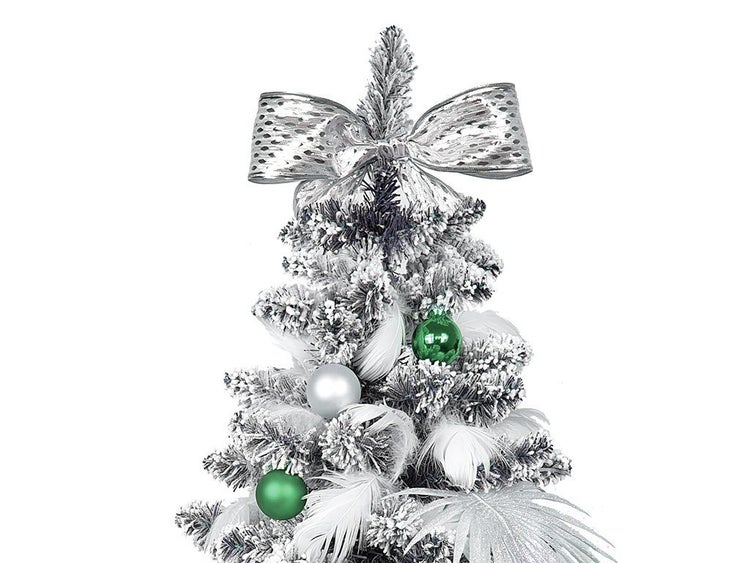 Künstlicher Weihnachtsbaum mit künstlichem Schnee, geschmückt mit Kugeln, Federn und einer großen Schleife an der Spitze.