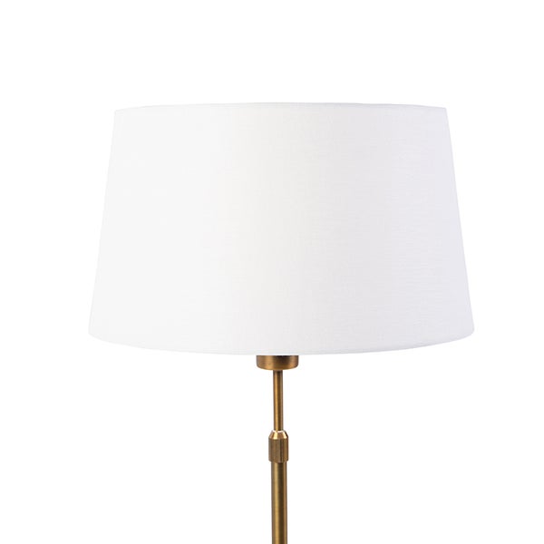 Weißer Lampenschirm aus Stoff auf einem messingfarbenen Metallgestell.