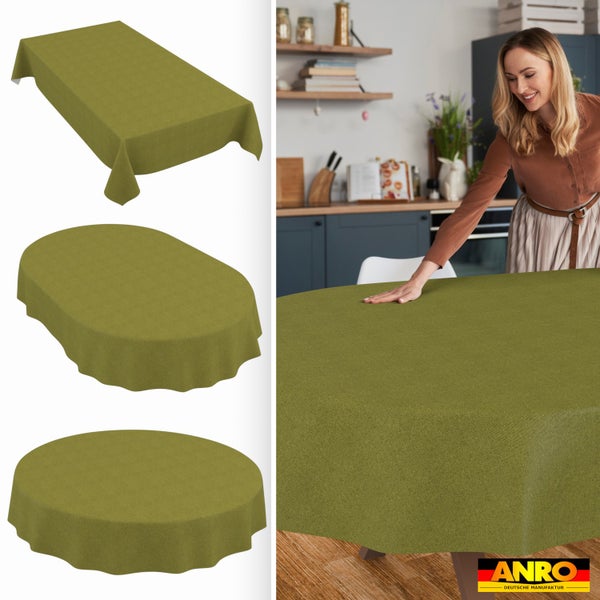 Grüne abwischbare Tischdecke in rechteckiger, ovaler und runder Form. Frau an einem Küchentisch. ANRO Deutsche Manufaktur Logo.