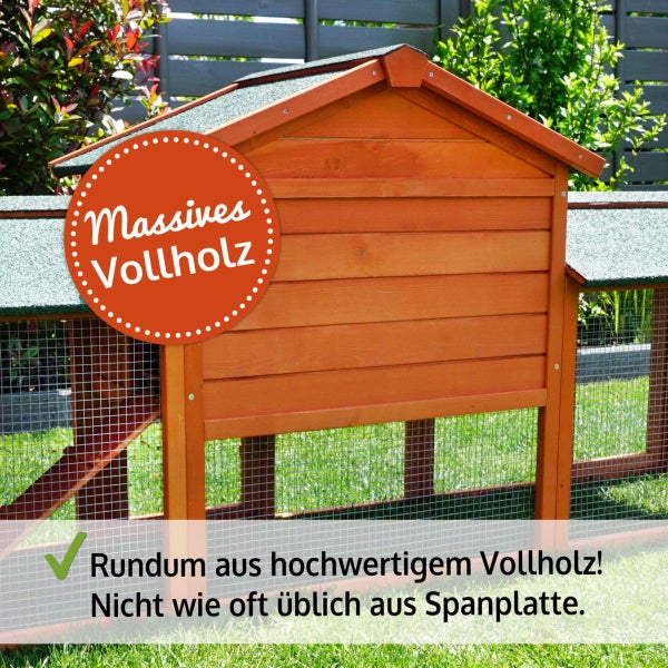 Kleintierstall aus massivem Vollholz mit wetterfestem Dach und Drahtgitter im Garten.