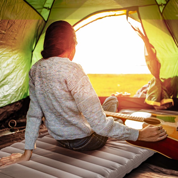 Outsunny Camping Isomatte, Luftmatratze mit Fußpumpe, wasserabweisend Luftbett mit Tragetasche, Schlafmatte für Garten, bis 120 kg belastbar, Khaki