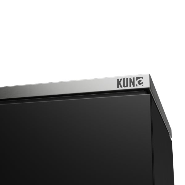 Nahaufnahme der oberen Ecke eines schwarzen Schranks mit Metalleinfassung und KUNGS Logo.