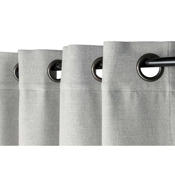 Graue Gardinen mit Ösen an einer Gardinenstange