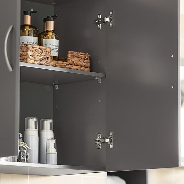 Badezimmerschrank mit Regalen und verschiedenen Badartikeln