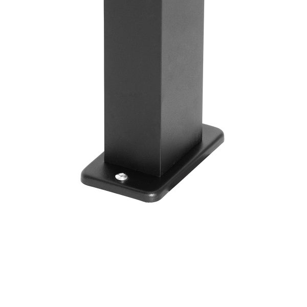 Quadratischer Pfostenfuß aus schwarzem Metall mit Bodenplatte und Montageschraube.