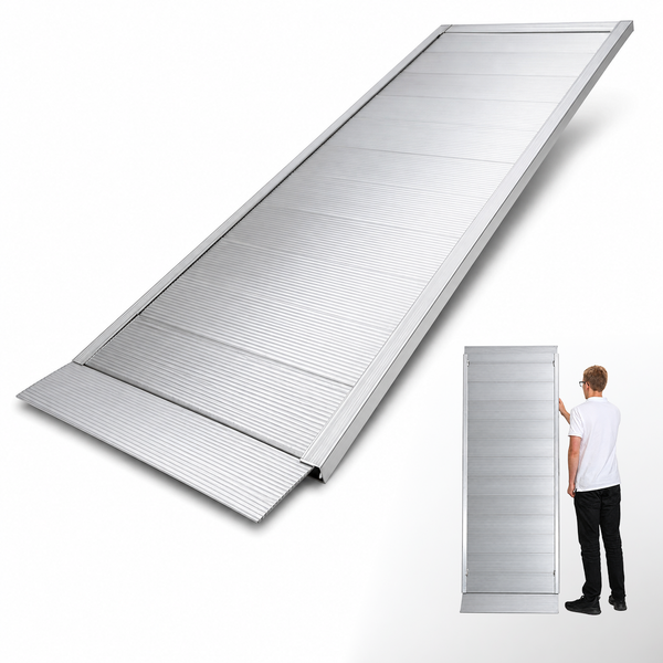 Lange Auffahrrampe aus Aluminium mit geriffelter Oberfläche für Rutschfestigkeit, inklusive Größenvergleich durch eine Person.