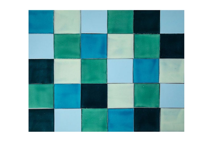 Quadratische Fliesen in verschiedenen Blau- und Grüntönen