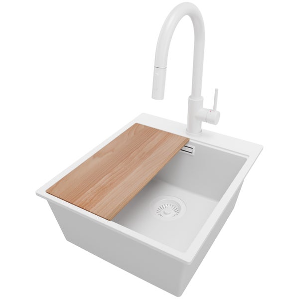 Küchenspüle mit Schneidebrett und Wasserhahn