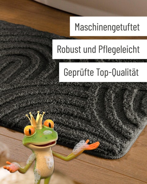 Gerollte flauschige Badematte mit strukturierter Oberfläche in Grau