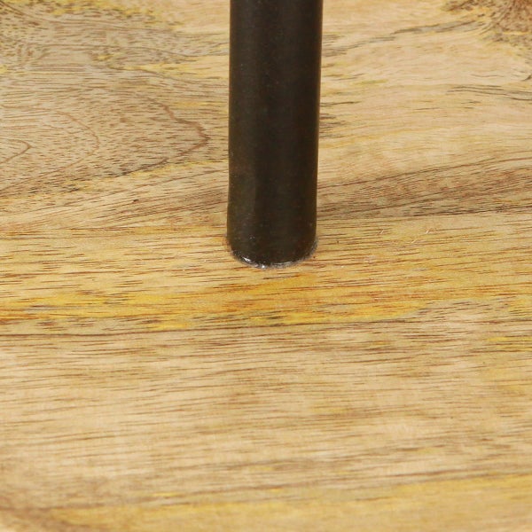 Detailaufnahme von Tischbein aus Metall auf Holzoberfläche.