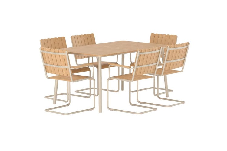 Gartenmöbel-Set bestehend aus einem rechteckigen Tisch mit Holzplatte und vier Freischwinger-Stühlen mit Holzlatten und Metallgestell.