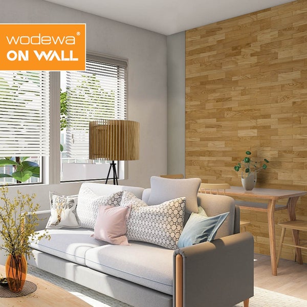 Wohnzimmer mit Holzpaneelen an der Wand, Sofa und Esstisch.