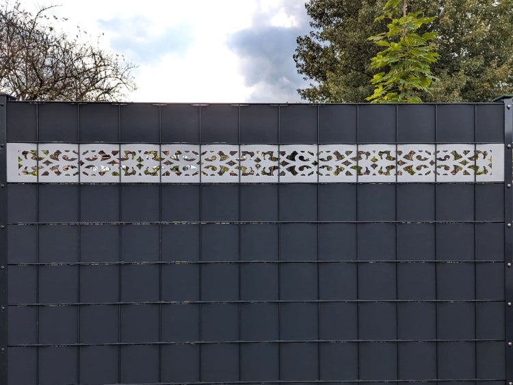 Drahtzaun mit dekorativem Einsatz