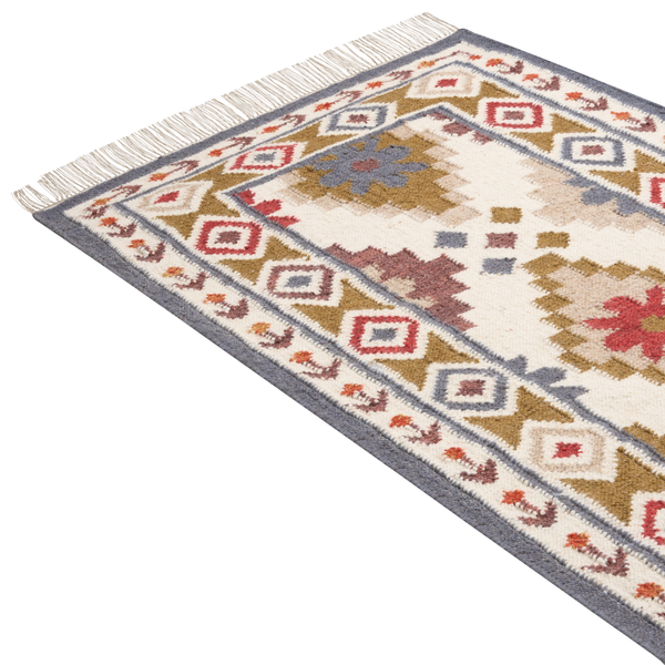 Webteppich mit orientalischem Muster, geometrischen Motiven und Fransen.