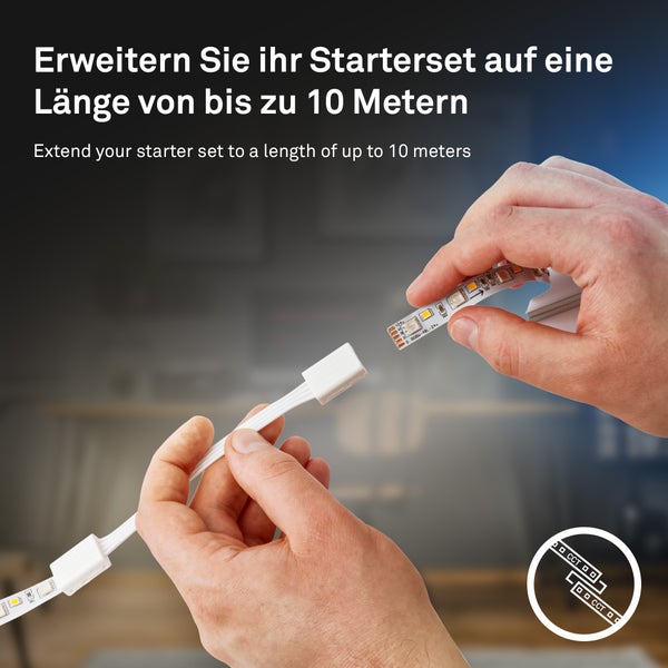 Hände verbinden einen LED-Streifen mit einem Verlängerungskabel zur Erweiterung des Startersets auf eine Gesamtlänge von bis zu 10 Meter.