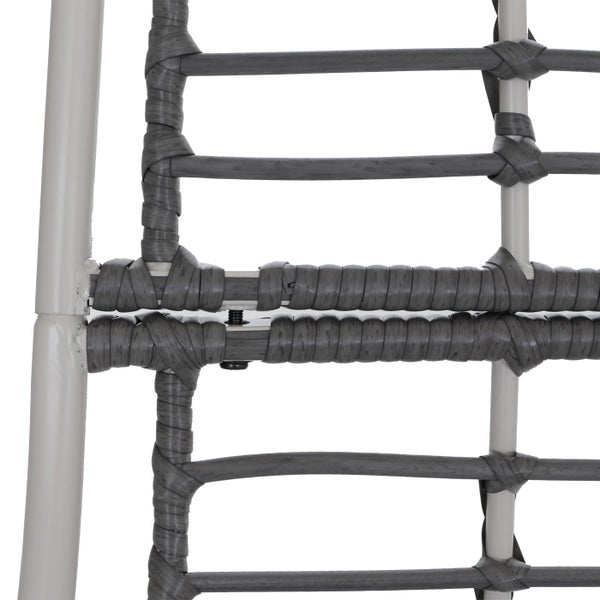Nahaufnahme einer Möbelverbindung mit Polyrattan-Geflecht auf einem Metallrahmen.