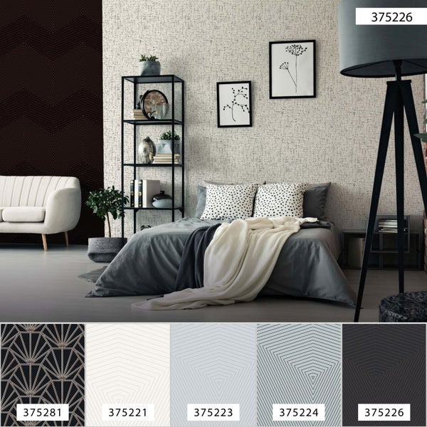 Schlafzimmer mit Bett, Regal, Lampe und Tapetenmuster