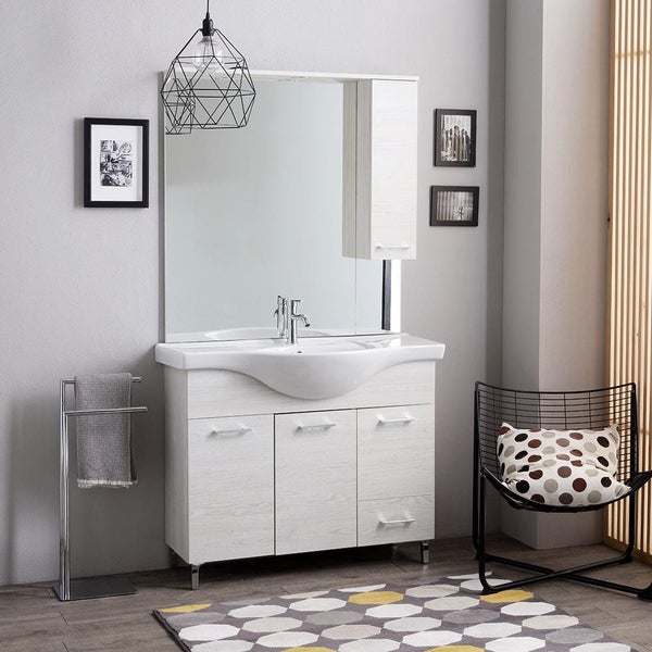 Modernes Badezimmermöbel-Set bestehend aus einem weißen Keramikwaschbecken, einem Unterschrank in heller Holzoptik, Spiegel und Hängeschrank.
