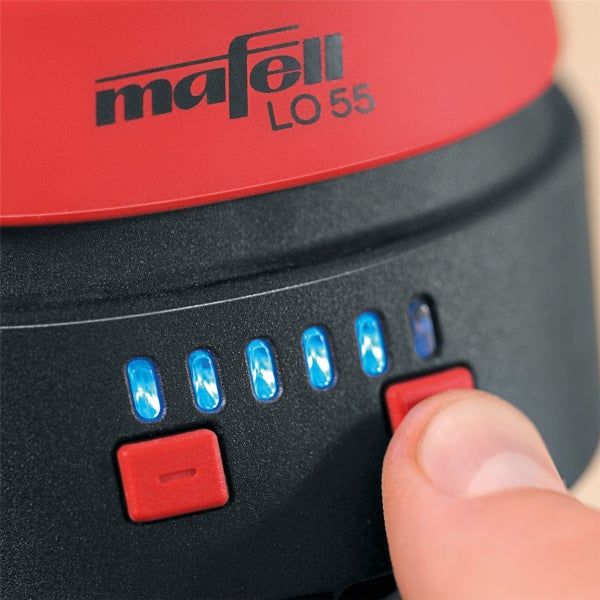 Detailansicht der Mafell LO 55 Oberfräse mit Bedientasten und LED Ladestandanzeige