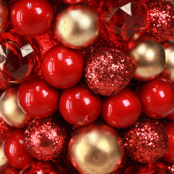 Nahaufnahme von verschiedenen glänzenden matten und glitzernden Weihnachtskugeln zur Dekoration