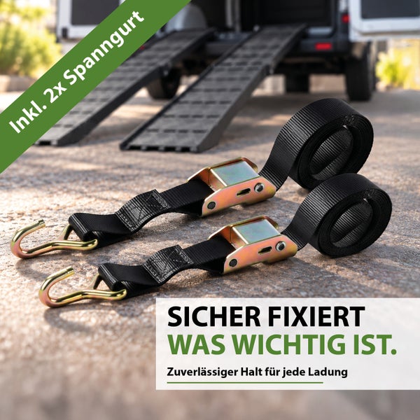 Zwei Spanngurte mit Metallratschen und Haken zur Ladungssicherung, geeignet für den Transport auf einem Anhänger oder im Transporter.