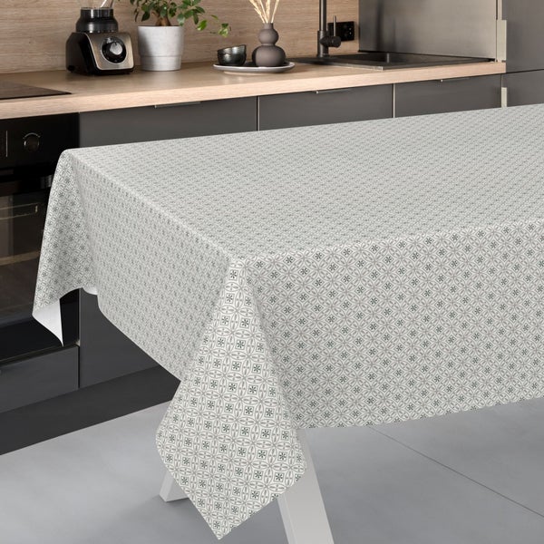 Tischdecke mit geometrischem Muster aus kleinen Blüten und Kreisen auf einem Tisch in einer modernen Küche.