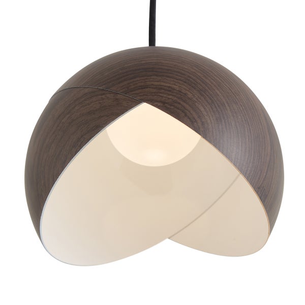 Moderne Pendelleuchte in halbkugelförmigem Design mit Holzoptik Oberfläche und heller Innenseite für eine warme Beleuchtung.