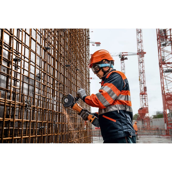 Bauarbeiter mit Trennschleifer bearbeitet Armierungseisen auf einer Baustelle