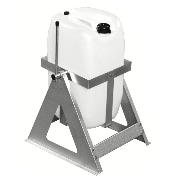 Weißer Wasserkanister auf Metallgestell für den Aussenbereich