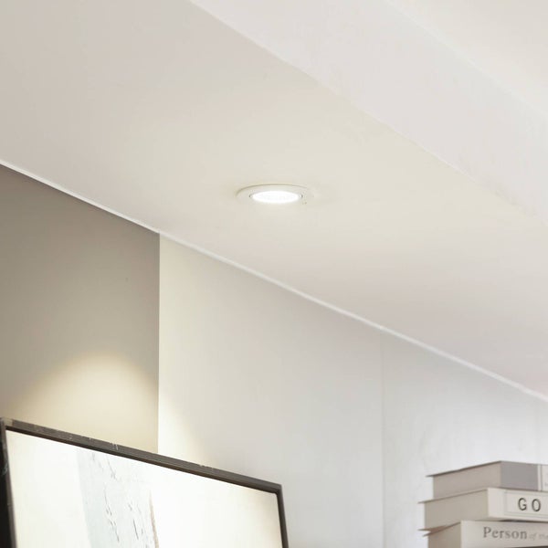 In die Decke eingebauter, runder LED-Strahler mit hellem Licht in einem modernen Wohnraum.
