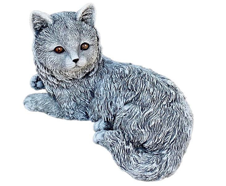 Dekorative Gartenfigur in Form einer liegenden Katze aus Stein