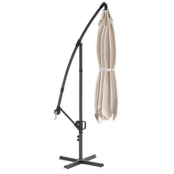 Geschlossener tectake Ampelschirm beige mit schwarzem Metallgestell, Handkurbel und Kreuzfuß.