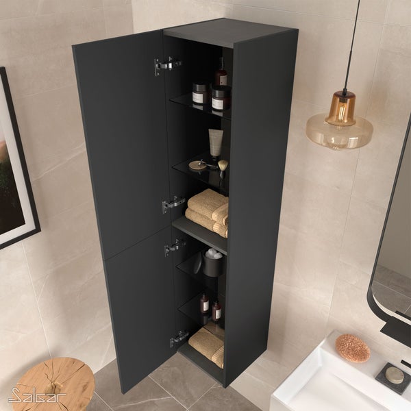 Moderner anthrazitfarbener Badezimmer-Hochschrank mit zwei geöffneten Türen, Glaseinlegeböden und Badutensilien.