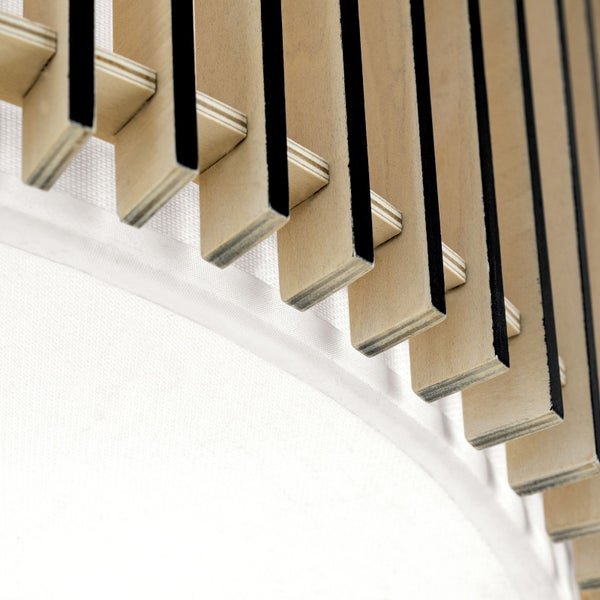 Detailaufnahme einer Holzlamellenwand