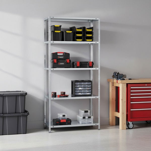 Verzinktes Metallregal mit fünf Böden, bestückt mit Werkzeugkoffern und Kleinteilemagazinen neben einer Werkbank in einer hellen Werkstatt.