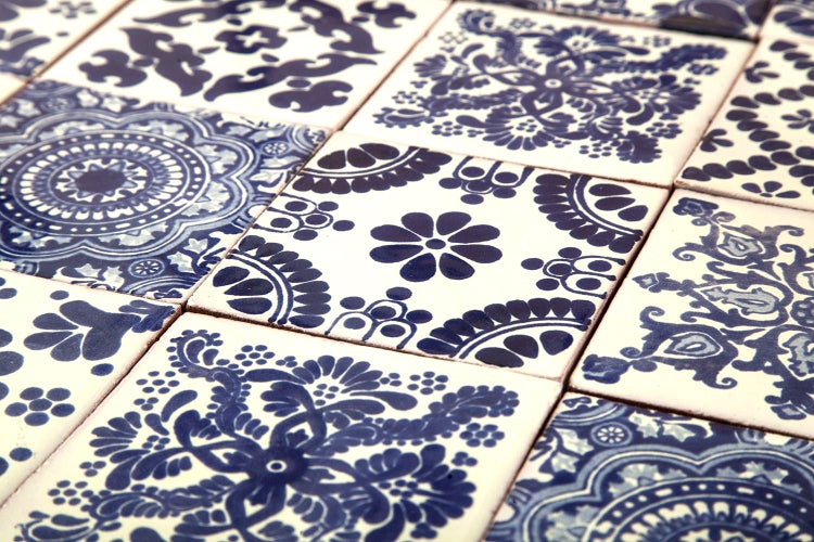 Fliesen mit blauem Dekor