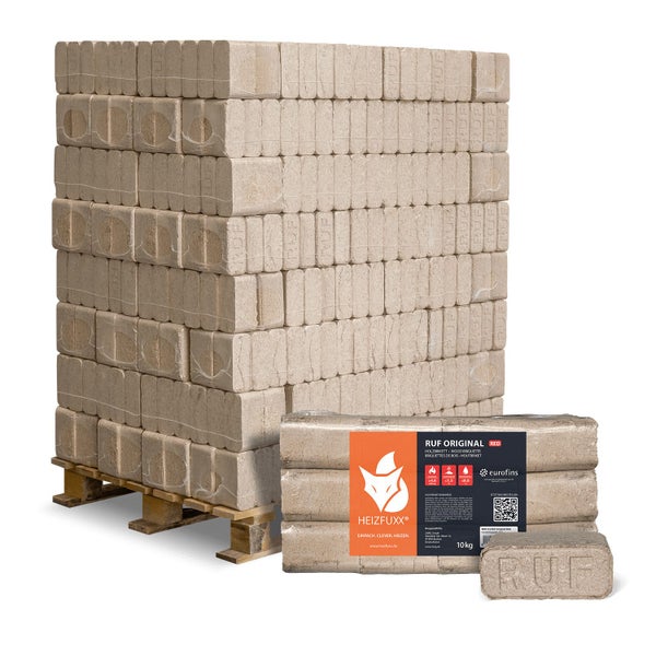 Eine Palette Heizfuxx RUF Holzbriketts für Kamine und Öfen mit einem zusätzlichen Zehn Kilogramm Paket und einem einzelnen Holzbrikett.
