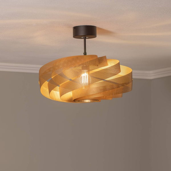 Moderne Deckenleuchte mit spiralförmigem Schirm aus gelochtem Metall in Goldoptik, montiert an einer schwarzen Deckenhalterung.