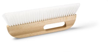 Flächenstreicher mit Holzgriff und Kunststoffborsten zum Auftragen von Farben und Lacken.
