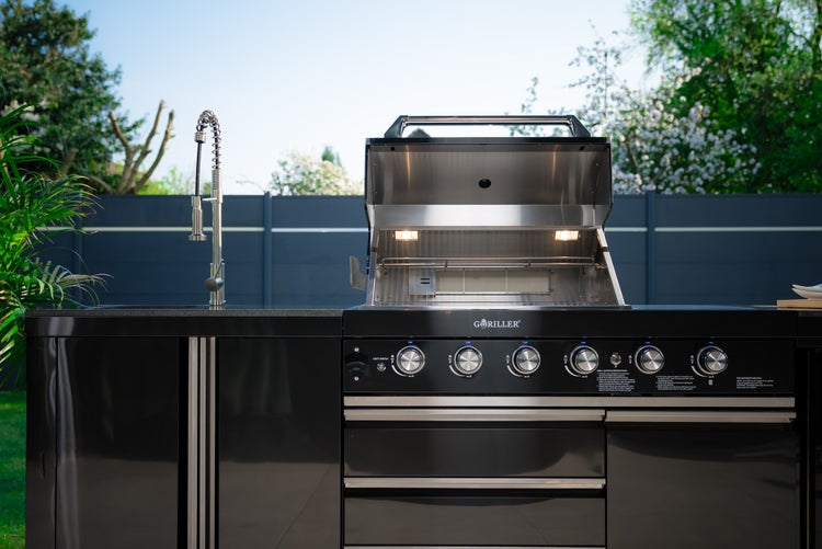 Schwarze Außenküche von Goriller mit integriertem Gasgrill und Spülbecken inklusive Federzugarmatur im Garten.