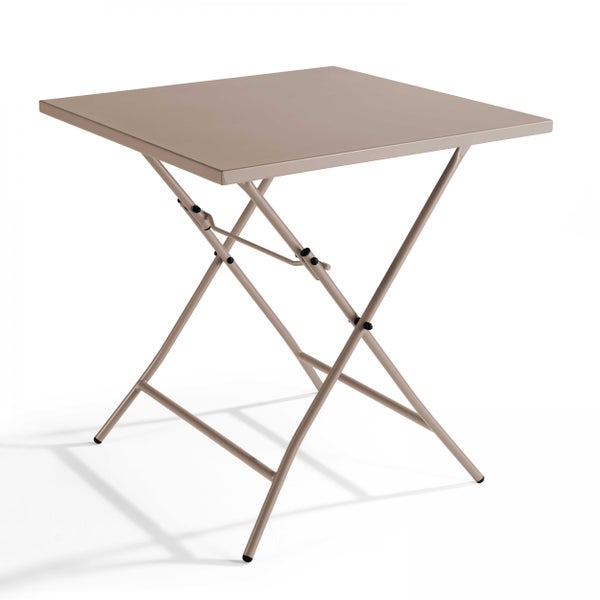 Quadratischer klappbarer Gartentisch aus Metall in Beige.