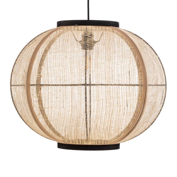 Runde Pendelleuchte mit naturfarbenem Lampenschirm aus Geflecht und schwarzen Holzabschlüssen oben und unten.
