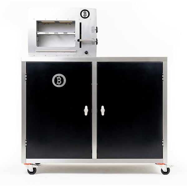 Mobiler Beefer Hochtemperaturgrill auf einem Unterschrank mit schwarzen Türen und Edelstahlrahmen. Beefer Logo.