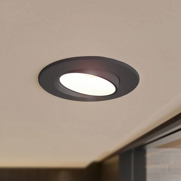 LED-Einbaustrahler, rund und schwenkbar, in dunkler Farbe an der Zimmerdecke montiert.