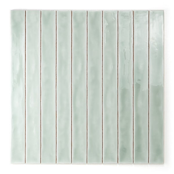 Set von rechteckigen Wandfliesen mit glänzender, leicht unebener Oberfläche in linearer Anordnung.
